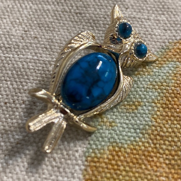 Vintage Simulated Turquoise Gold Tone Owl Brooch - Picture 3 of 3